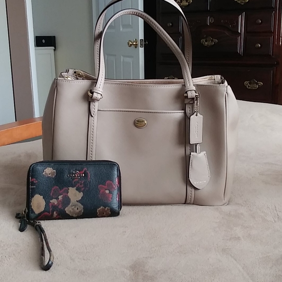Coach Handbags - Coach purse/wallet set